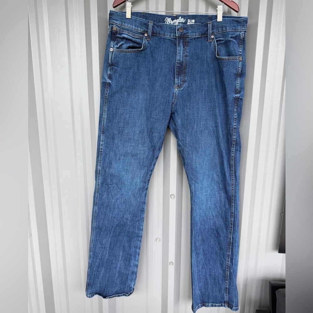 Wrangler Men's Slim Straight Jeans in Medium Blue Wash